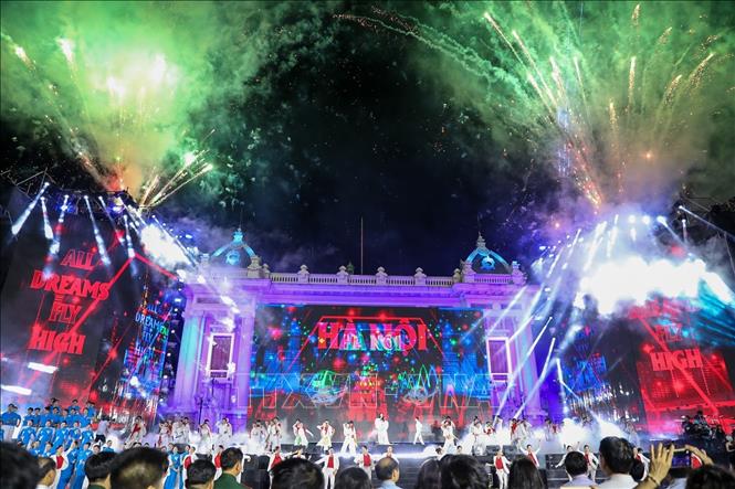 Ứng dụng trình chiếu 3D mapping và pháo hoa nghệ thuật tại Chương trình. Ảnh: Khánh Hoà - TTXVN