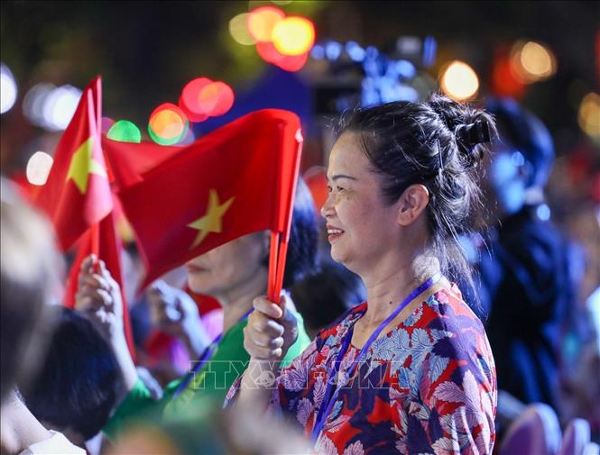 Người dân thích thú theo dõi các tiết mục tại Chương trình. Ảnh: Khánh Hoà - TTXVN

