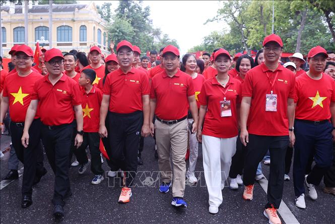 Các đại biểu cùng đông đảo người dân Thủ đô tham gia sự kiện 