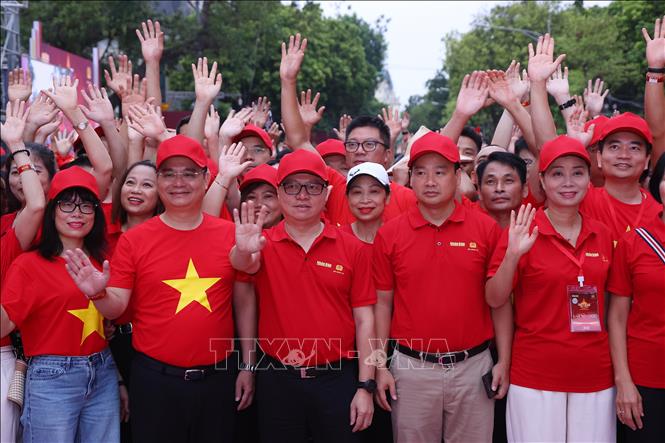 Các đại biểu cùng đông đảo người dân Thủ đô tham gia sự kiện 