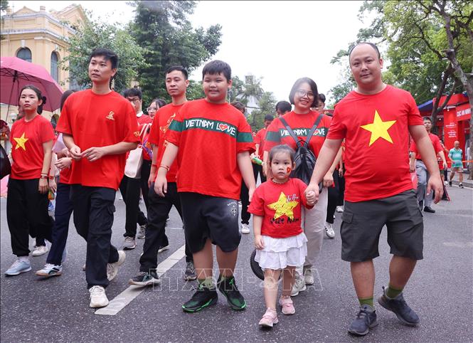 Cháu nhỏ cùng gia đình tham gia sự kiện 