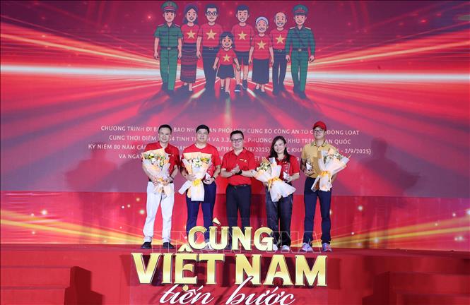 Đồng chí Lê Quốc Minh tặng hoa và Kỷ niệm chương cho các đơn vị đồng hành & nhà tài trợ. Ảnh: Văn Điệp – TTXVN