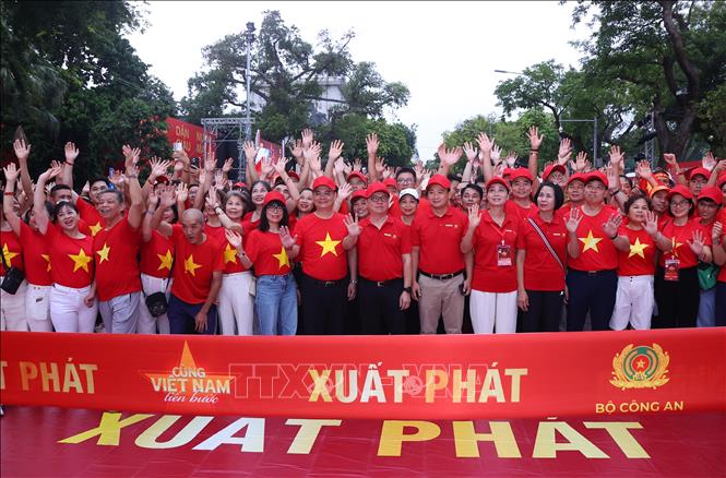 Các đại biểu cùng đông đảo người dân Thủ đô tham gia sự kiện 
