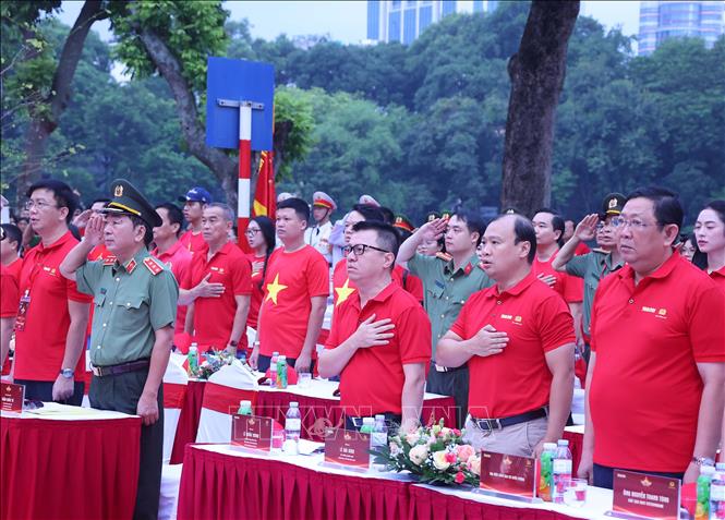 Các đại biểu cùng đông đảo người dân Thủ đô tham gia sự kiện 