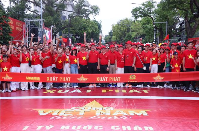 Các đại biểu cùng đông đảo người dân Thủ đô tham gia sự kiện 