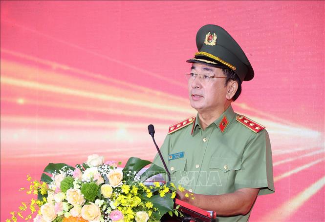 Thượng tướng Trần Quốc Tỏ - Uỷ viên Trung ương Đảng, Phó Bí thư Đảng uỷ Công an Trung ương, Thứ trưởng Bộ Công an phát hiệu lệnh đi bộ. Ảnh: Văn Điệp – TTXVN