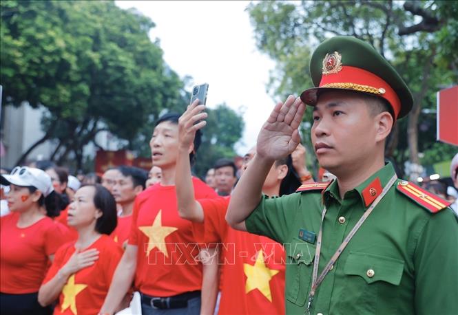 Đại biểu dự lễ chào cờ sáng 16/8/2025. Ảnh: Minh Quyết - TTXVN