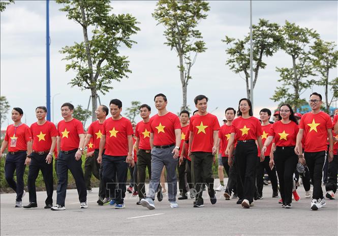 Các đại biểu tham gia đi bộ. Ảnh: Danh Lam -TTXVN 