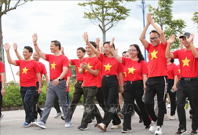 Các đại biểu tham gia đi bộ. Ảnh: Danh Lam -TTXVN 