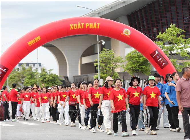 Các đại biểu tham gia đi bộ. Ảnh: Danh Lam -TTXVN 