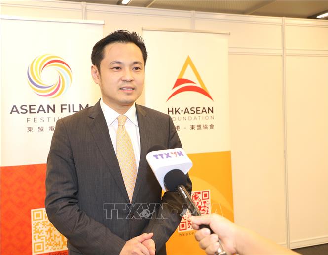 Giám đốc điều hành Quỹ Hong Kong-ASEAN Charles Chia, đơn vị tài trợ liên hoan phim trả lời phỏng vấn của TTXVN. Ảnh: Xuân Vịnh-Phóng viên TTXVN tại Hong Kong.