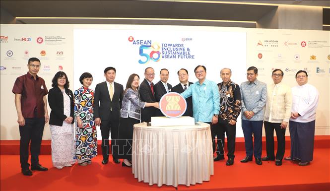 Đại diện ban tổ chức và Lãnh sự đoàn ASEAN đã cùng cắt bánh kỷ niệm 58 năm thành lập ASEAN. Ảnh: Xuân Vịnh-Phóng viên TTXVN tại Hong Kong.