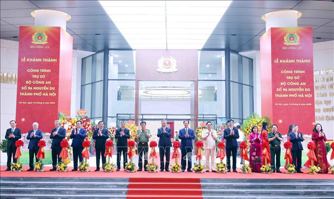Tổng Bí thư Tô Lâm cùng các đại biểu thực hiện nghi thức cắt băng khánh thành Trụ sở Bộ Công an tại số 96 Nguyễn Du, thành phố Hà Nội. Ảnh: Phạm Kiên - TTXVN