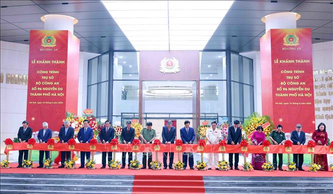 Tổng Bí thư Tô Lâm cùng các đại biểu thực hiện nghi thức cắt băng khánh thành Trụ sở Bộ Công an tại số 96 Nguyễn Du, thành phố Hà Nội. Ảnh: Phạm Kiên - TTXVN