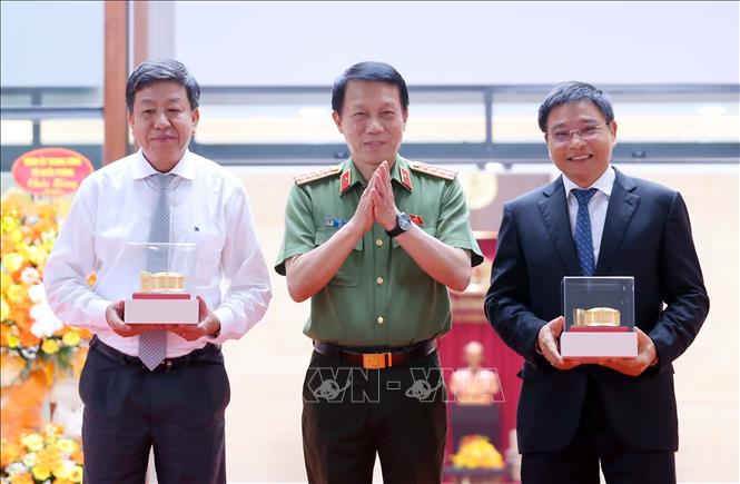 Đại tướng Lương Tam Quang, Bộ trưởng Bộ Công an tặng quà cho các đơn vị có nhiều hỗ trợ, phối hợp xây dựng Trụ sở Bộ Công an. Ảnh: Phạm Kiên - TTXVN