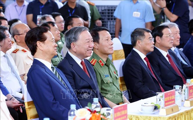 Tổng Bí thư Tô Lâm cùng các đồng chí lãnh đạo, nguyên lãnh đạo Đảng, Nhà nước tham dự buổi lễ. Ảnh: Phạm Kiên - TTXVN