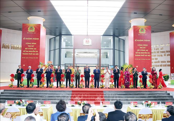 Tổng Bí thư Tô Lâm, các đồng chí lãnh đạo, nguyên lãnh đạo Đảng, Nhà nước thực hiện nghi thức cắt băng khánh thành công trình. Ảnh: Thống Nhất-TTXVN