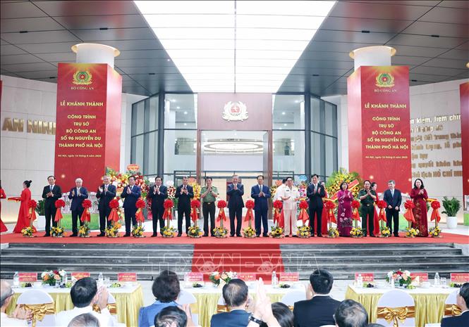 Tổng Bí thư Tô Lâm, các đồng chí lãnh đạo, nguyên lãnh đạo Đảng, Nhà nước thực hiện nghi thức cắt băng khánh thành công trình. Ảnh: Thống Nhất-TTXVN