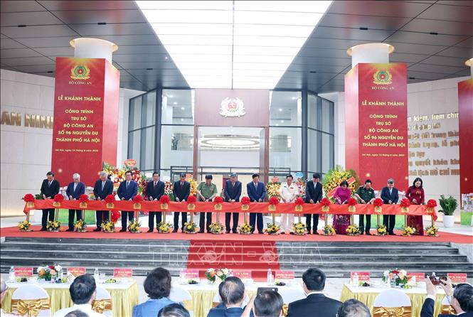 Tổng Bí thư Tô Lâm, các đồng chí lãnh đạo, nguyên lãnh đạo Đảng, Nhà nước thực hiện nghi thức cắt băng khánh thành công trình. Ảnh: Thống Nhất-TTXVN
