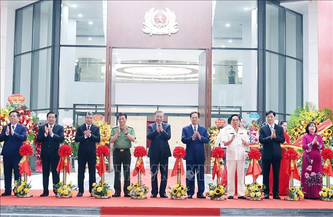Tổng Bí thư Tô Lâm, các đồng chí lãnh đạo, nguyên lãnh đạo Đảng, Nhà nước thực hiện nghi thức cắt băng khánh thành công trình. Ảnh: Thống Nhất-TTXVN