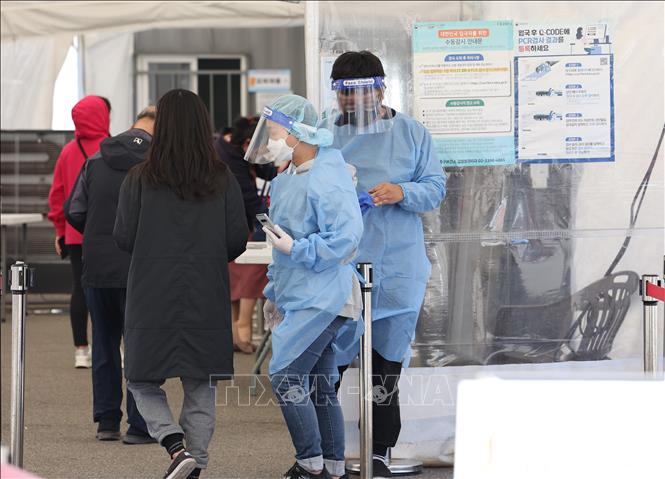 Điểm xét nghiệm COVID-19 tại Seoul, Hàn Quốc. Ảnh: YONHAP/TTXVN