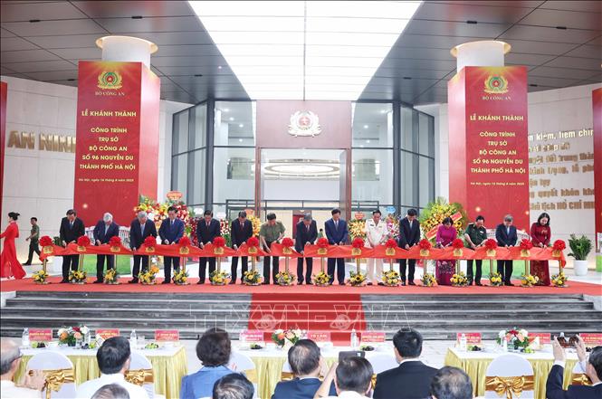 Tổng Bí thư Tô Lâm, các đồng chí lãnh đạo, nguyên lãnh đạo Đảng, Nhà nước thực hiện nghi thức cắt băng khánh thành công trình. Ảnh: Thống Nhất-TTXVN