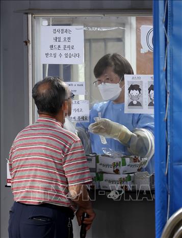 Xét nghiệm COVID-19 cho người dân tại Seoul, Hàn Quốc. Ảnh: YONHAP/TTXVN