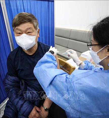 Tiêm vaccine phòng COVID-19 cho người dân tại Seoul, Hàn Quốc. Ảnh: YONHAP/TTXVN