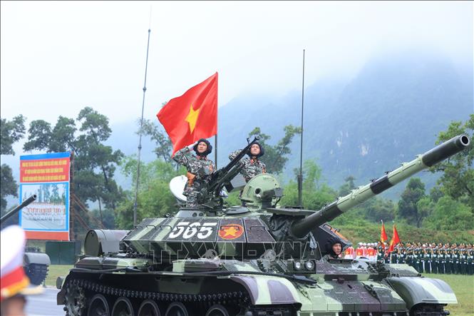 Xe tăng chiến đấu T54B cải tiến dẫn đầu màn diễu binh của lực lượng Tăng thiết giáp. Ảnh: Tuấn Anh-TTXVN