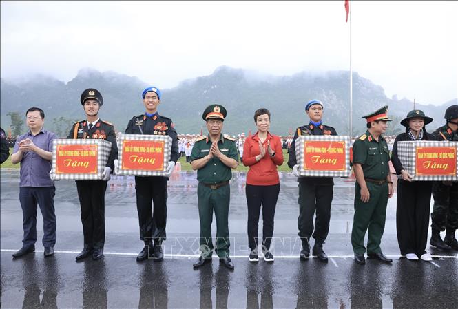 Tổng Giám đốc TTXVN Vũ Việt Trang cùng lãnh đạo Bộ Quốc phòng tặng quà các lực lượng tham gia hợp luyện. Ảnh: Tuấn Anh - TTXVN