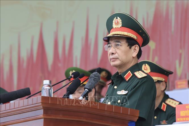 Đại tướng Phan Văn Giang, Ủy viên Bộ Chính trị, Phó Bí thư Quân ủy Trung ương, Bộ trưởng Bộ Quốc phòng chủ trì kiểm tra tổng hợp luyện. Ảnh: Tuấn Anh - TTXVN