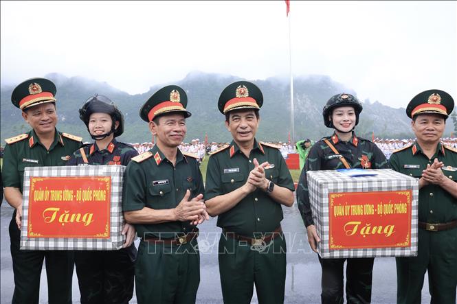 Đại tướng Phan Văn Giang, Ủy viên Bộ Chính trị, Phó Bí thư Quân ủy Trung ương, Bộ trưởng Bộ Quốc phòng tặng quà các lực lượng tham gia hợp luyện. Ảnh: Tuấn Anh - TTXVN

