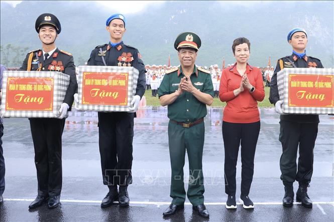 Tổng Giám đốc TTXVN Vũ Việt Trang cùng lãnh đạo Bộ Quốc phòng tặng quà các lực lượng tham gia hợp luyện. Ảnh: Tuấn Anh - TTXVN

