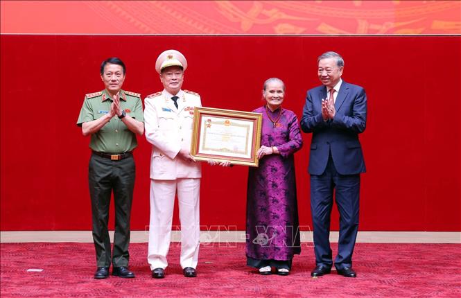 Tổng Bí thư Tô Lâm truy tặng Danh hiệu Anh hùng Lực lượng vũ trang nhân đối với cố Bộ trưởng Công an Lê Minh Hương. Ảnh: Phạm Kiên - TTXVN