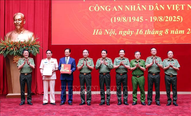 Lãnh đạo Bộ Công an trao tặng sách “Lúc dân cần, lúc dân khó, có Công an” cho các đồng chí nguyên lãnh đạo Đảng, Nhà nước. Ảnh: Phạm Kiên - TTXVN