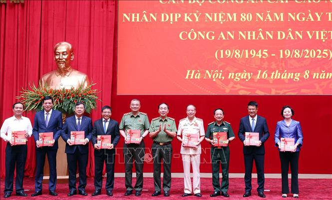 Thượng tướng Trần Quốc Tỏ, Thứ trưởng Bộ Công an trao tặng sách “Lúc dân cần, lúc dân khó, có Công an” cho các đại biểu. Ảnh: Phạm Kiên - TTXVN