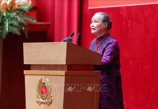 Bà Phạm Thị Hiền, Phu nhân cố Thượng tướng Lê Minh Hương, Bộ trưởng Bộ Công an phát biểu. Ảnh: Phạm Kiên - TTXVN
