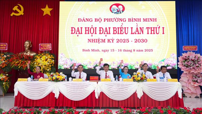Đoàn Chủ tịch Đại hội đại biểu Đảng bộ phường Bình Minh, tỉnh Tây Ninh nhiệm kỳ 2025 - 2030. Ảnh: Minh Phú – TTXVN