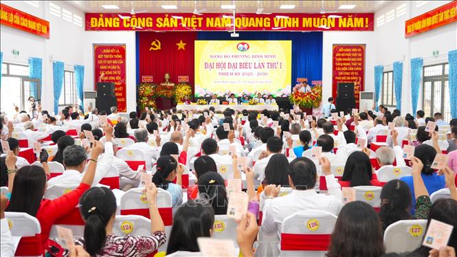 200 đại biểu đại diện cho cho ý chí, nguyện vọng và quyết tâm của hơn 1.238 đảng viên phường Bình Minh biểu quyết thông qua Nghị quyết Đại hội. Ảnh: Minh Phú – TTXVN
