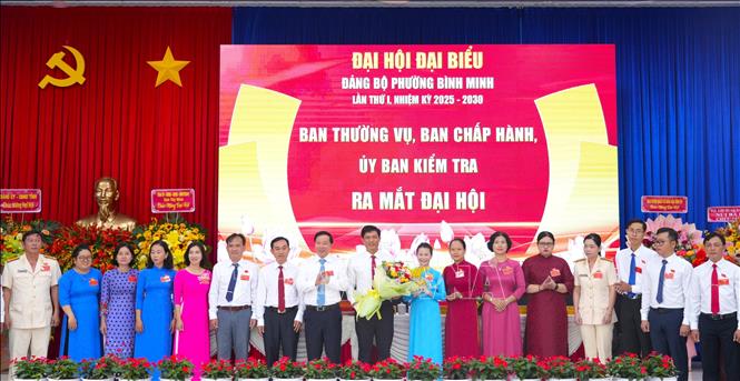 Ban Chấp hành Đảng bộ phường Bình Minh nhiệm kỳ 2025 -2030 ra mắt Đại hội. Ảnh: Minh Phú – TTXVN