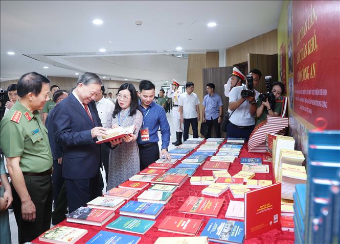Tổng Bí thư Tô Lâm tham quan trưng bày sách. Ảnh: Thống Nhất-TTXVN