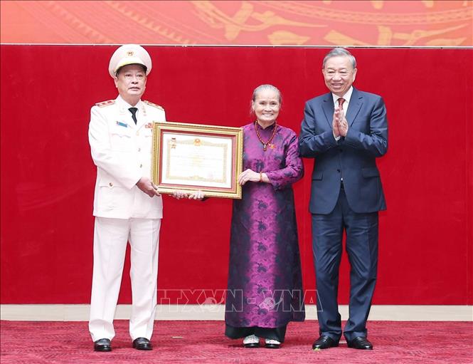 Tổng Bí thư Tô Lâm trao danh hiệu Anh hùng Lực lượng vũ trang nhân dân cho đại diện gia đình cố Bộ trưởng Bộ Công an Lê Minh Hương. Ảnh: Thống Nhất - TTXVN