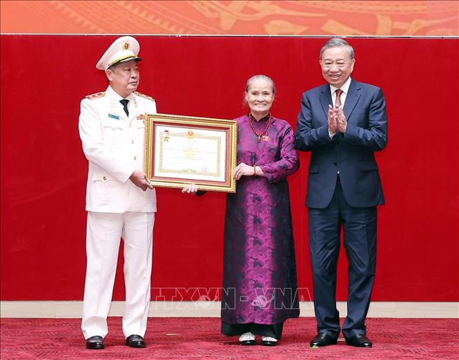 Tổng Bí thư Tô Lâm trao danh hiệu Anh hùng Lực lượng vũ trang nhân dân cho đại diện gia đình cố Bộ trưởng Bộ Công an Lê Minh Hương. Ảnh: Thống Nhất – TTXVN