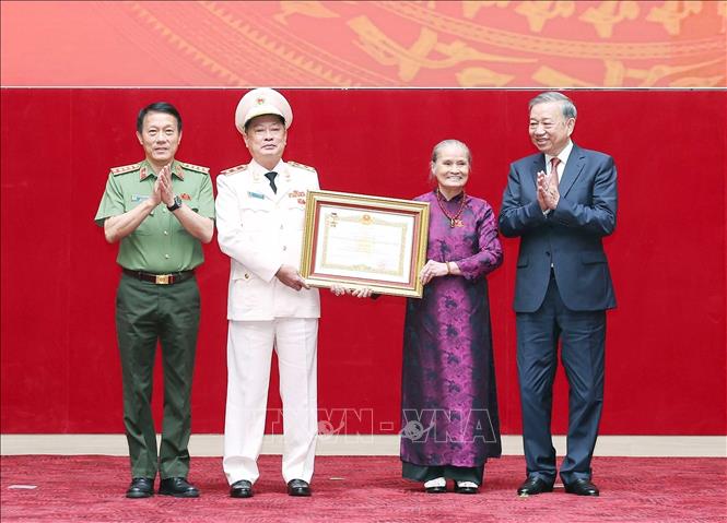 Tổng Bí thư Tô Lâm trao danh hiệu Anh hùng Lực lượng vũ trang nhân dân cho đại diện gia đình cố Bộ trưởng Bộ Công an Lê Minh Hương. Ảnh: Thống Nhất – TTXVN