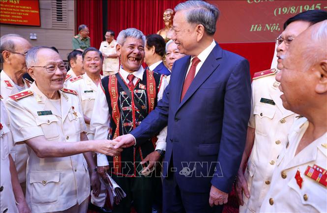 Tổng Bí thư Tô Lâm với các đồng chí cán bộ Công an cấp cao nghỉ hưu. Ảnh: Phạm Kiên - TTXVN