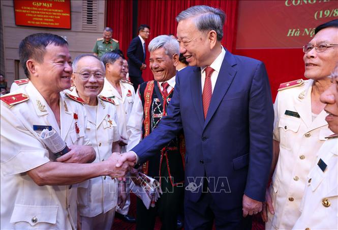 Tổng Bí thư Tô Lâm với các đồng chí cán bộ Công an cấp cao nghỉ hưu. Ảnh: Phạm Kiên - TTXVN