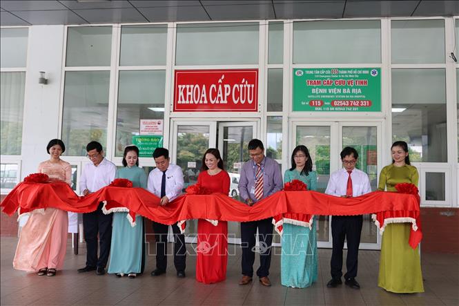 Các đại biểu cắt băng khánh thành Trạm Cấp cứu vệ tinh 115 Bệnh viện Bà Rịa. Ảnh: Hoàng Nhị - TTXVN