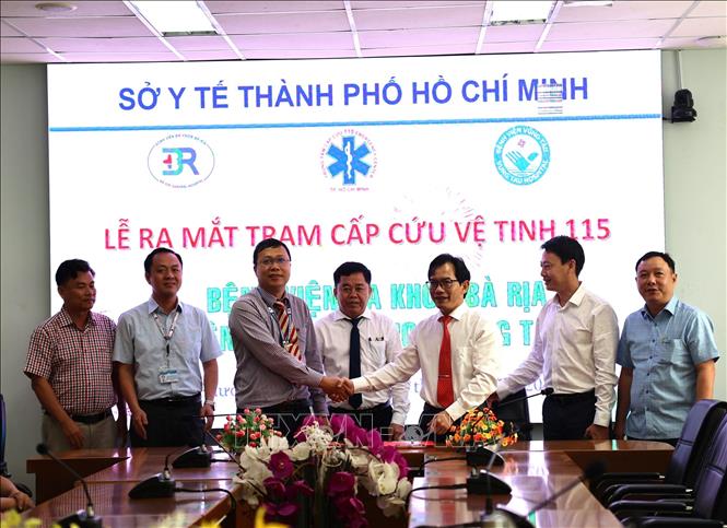 Bác sĩ Nguyễn Duy Long - Giám đốc Trung tâm tâm Cấp cứu 115 Tp. Hồ Chí Minh ký hợp đồng thành lập Trạm Cấp cứu vệ tinh với Bệnh viện Bà Rịa. Ảnh: Hoàng Nhị - TTXVN.