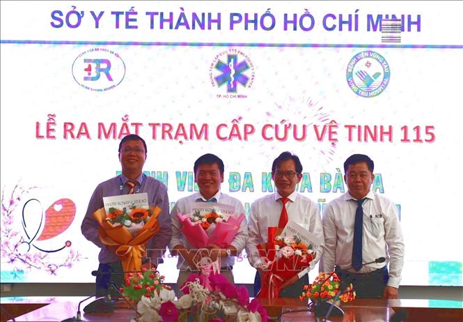 Bác sĩ Trần Ngọc Triệu, Phó Giám đốc Sở Y tế TP. Hồ Chí Minh tặng hoa tại Lễ ra mắt. Ảnh: Hoàng Nhị - TTXVN