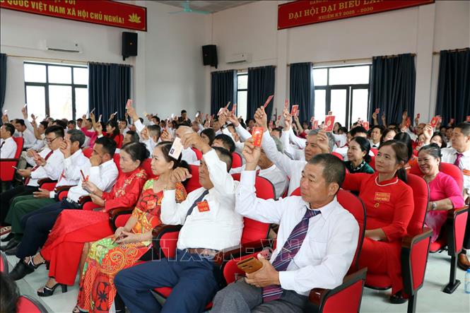 Các đại biểu biểu quyết thông qua dự thảo Nghị quyết của Đại hội. Ảnh: Mạnh Tú - TTXVN